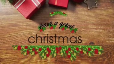 Bu video Noel ve nasıl kutlandığıyla ilgili. Bir Noel ağacının altında yapraklarında 