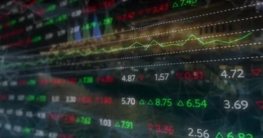 Şehir manzarası üzerinde finansal veri işleme animasyonu. küresel finansman, bilgisayar ve dijital arayüz kavramı dijital olarak oluşturulmuş video.