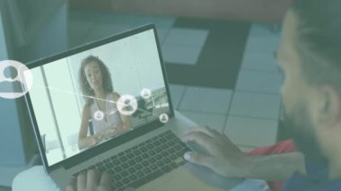 Video görüşmesi için dizüstü bilgisayar kullanan Afro-Amerikan bir adam üzerinden bağlantı ağının animasyonu. Dijital olarak oluşturulmuş küresel bağlantılar, teknoloji ve dijital arayüz kavramı.