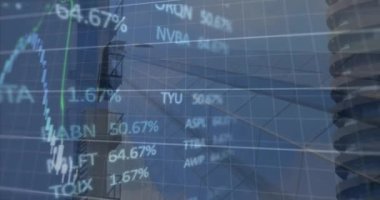 Şehirdeki finansal verilerin ve grafiklerin animasyonu. Küresel iş, şehir hayatı, finans ve ekonomi kavramı dijital olarak oluşturulmuş video.