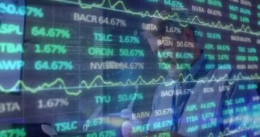 Kafkasyalı işadamı üzerinde borsa ve veri işleme animasyonu. Küresel finansman, iş ve dijital arayüz kavramı dijital olarak oluşturulmuş video.