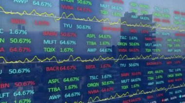 Şehir manzarası üzerinde veri işleme animasyonu. küresel iş, finans ve dijital arayüz kavramı dijital olarak oluşturulmuş video.