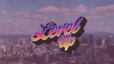 Mavi gökyüzü ve şehir manzarası üzerine renkli harflerle üst düzey metin animasyonu. Sosyal medya, video oyunu, iletişim ve geçmişe dönük gelecek kavramı dijital olarak oluşturuldu.