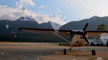 Uçakta ampul simgelerinin canlandırılması. Küresel iş, finans ve dijital arayüz kavramı dijital olarak oluşturulmuş video.