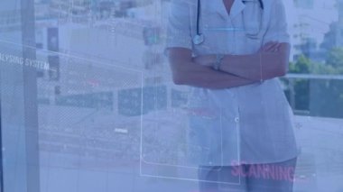 Kafkasyalı mutlu kadın doktor üzerindeki sistem analizinin animasyonu. Sağlık, tıp ve teknoloji konsepti dijital olarak üretilen video.