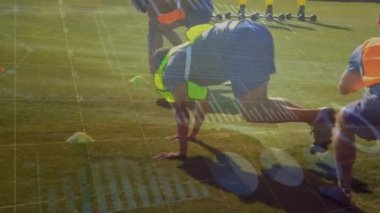 Çeşitli erkek futbol oyuncuları eğitimi üzerine istatistiksel veri işleme animasyonu. İş verileri ve spor kavramı