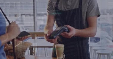 Akıllı telefondan ödeme yapan farklı insanlar üzerinde finansal veri işleme animasyonu. Küresel finansman, iş ve dijital arayüz kavramı dijital olarak oluşturulmuş video.