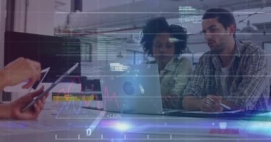 Grafiklerin animasyonu, ikili kodlar, programlama dili, dizüstü bilgisayarda tartışan çeşitli iş arkadaşları. Dijital bileşik, çoklu pozlama, rapor, finans, iş, kodlama ve teknoloji kavramı.