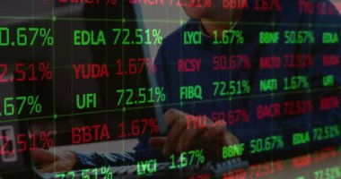 Arka plandaki taşıma bandındaki karton kutuların üzerinde finansal veri işleme animasyonu. Küresel iş bağlantıları ve dijital arayüz konseptini dijital olarak oluşturur.