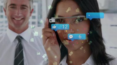 Bir iş kadını gülümsüyor ve ofiste akıllı gözlükler kullanıyor. O, kameraya bakıyor. İş kadını ofiste akıllı gözlük kullanıyor ve kameraya bakıyor. Mutlu ve mutlu görünüyor..