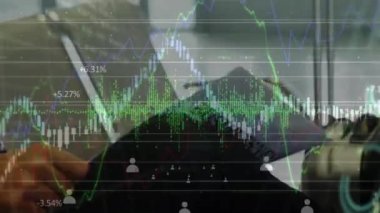 İstatistiklerin animasyonu ve melez iş adamının mali veri işlemesi. Küresel iş, finans ve veri işleme kavramı dijital olarak oluşturulmuş video.