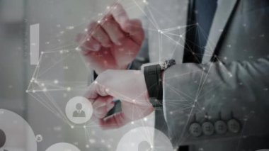 Kafkasyalı iş adamı üzerinde bağlantılar ve simgelerin animasyonu. Küresel finansman, iş ve dijital arayüz kavramı dijital olarak oluşturulmuş video.