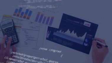 Tablet ve hesap makinesi olan beyaz bir kadının ellerinde veri işleme animasyonu. Küresel finans, ekonomi, muhasebe ve bütçe kavramı dijital olarak oluşturulmuş video.