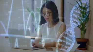 Bilgisayarı kullanarak iş kadınının üzerinde dönen veri işleme ve DNA iplikçiklerinin animasyonu. Küresel iş, finans ve veri işleme kavramı dijital olarak oluşturulmuş video.