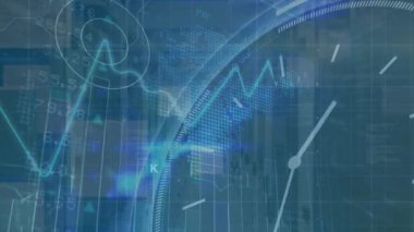 Sunucu odasındaki saatle veri işleme animasyonu. Küresel teknoloji, bilgisayar ve dijital arayüz kavramı dijital olarak oluşturulmuş video.