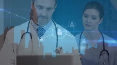 Çeşitli doktorlar üzerinde simgelerle ve şehir manzarasıyla bağlantı ağının animasyonu. Küresel tıp, bağlantılar ve dijital arayüz konsepti dijital olarak oluşturulmuş video.