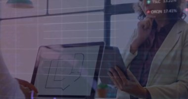 Kafkasyalı iş kadını üzerinden finansal veri işleme animasyonu. Küresel finansman, iş ve dijital arayüz kavramı dijital olarak oluşturulmuş video.