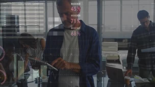 Ofiste Tablet Üzerinde Çalışan Beyaz Adamın Finansal Grafiklerinin Verilerinin Animasyonu — Stok video