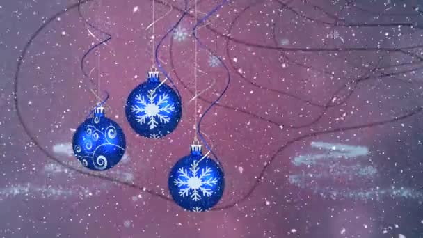 紫色の背景にクリスマスのバブルの装飾をぶら下げ雪のアニメーション クリスマスのお祭りとお祝いのコンセプト — ストック動画