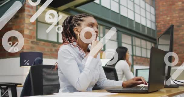 Afroamerykańska Bizneswoman Zadowolona Laptopa Biurze Technologia Koncepcja Komputerowa Animacją Ikon — Wideo stockowe