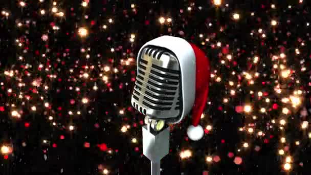 Siyah Arka Planda Yüzen Kırmızı Işık Kıvılcımlarına Karşı Bir Mikrofon — Stok video