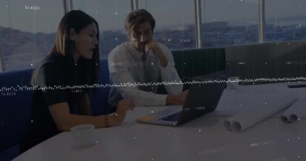 Johtajat Keskustelevat Suunnittelevat Katsovat Kannettavaa Tietokonetta Modernin Toimiston Pöydällä Mustalla — kuvapankkivideo
