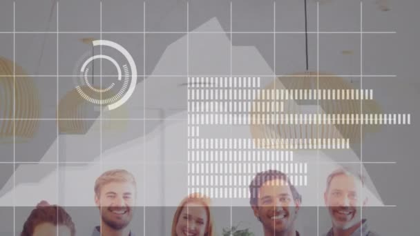 通过在办公室里一起微笑的一群同事的肖像来动画数据处理 商业数据技术概念 — 图库视频影像