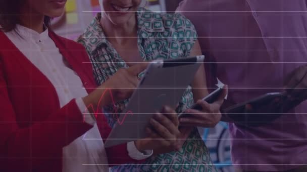 Ofiste Tablet Üzerinde Çalışan Çeşitli Arkadaşlarıyla Ilgili Finansal Grafiklerin Verilerin — Stok video