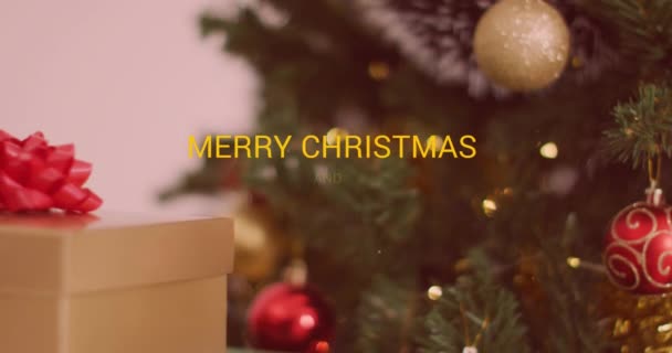 圣诞快乐的动画和新年快乐的文字横幅在装饰圣诞树之上 圣诞节庆祝活动和新年庆祝概念 — 图库视频影像