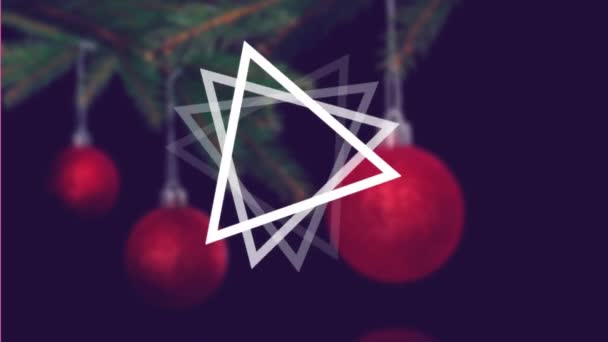 Animation Abstrakt Triangulär Form Snurrar Över Närbild Dekorerad Julgran Julfestlighet — Stockvideo