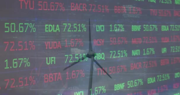 青空に対する紡績風車上の株式市場データ処理のアニメーション 世界経済と再生可能エネルギー技術の概念 — ストック動画