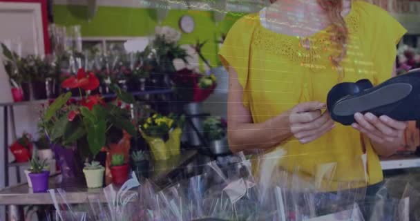 Kadın Çiçekçi Çiçekçide Bir Kredi Kartı Terminali Kullanıyor Borsa Ekranında — Stok video