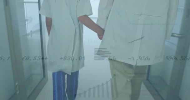 Kafkas Erkek Doktor Çocuk Ele Tutuşup Hastanede Yürürken Veri Işleme — Stok video