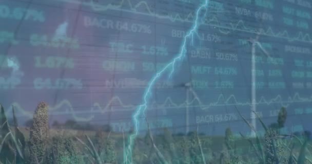 在旋转的风车和蓝天上空对股票市场数据处理的雷暴动画 全球经济和可再生能源技术概念 — 图库视频影像