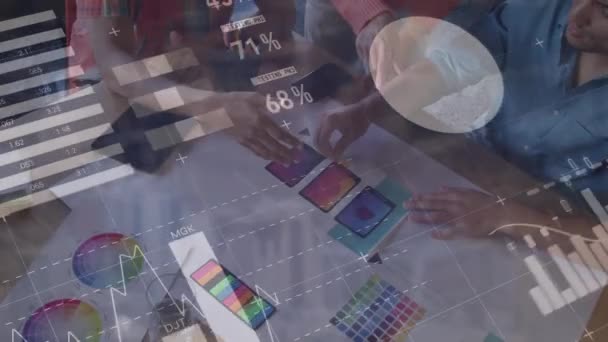 Анимация Обработки Данных Над Средней Секцией Графических Дизайнеров Обсуждающих Цветными — стоковое видео