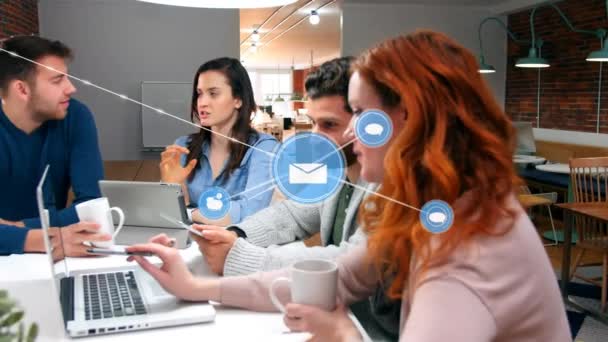 オフィスで議論する多様な男性と女性の同僚に対するデジタルアイコンのネットワークのアニメーション グローバルネットワークとビジネステクノロジーのコンセプト — ストック動画