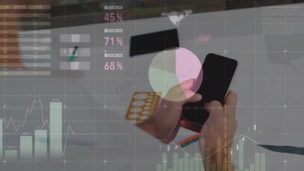 オフィスでスマートフォンを使用してビジネスマンの背面ビュー上の統計データ処理のアニメーション ビジネスデータ技術の概念 — ストック動画