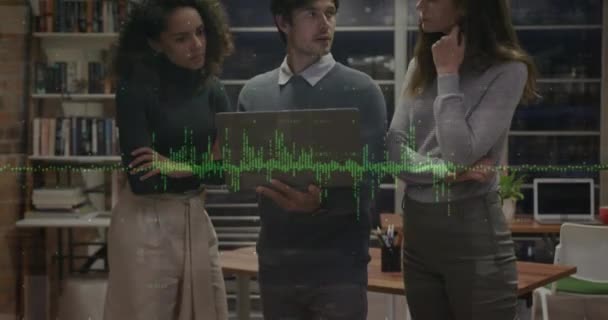 ラップトップ上で戦略を議論する多様な同僚に対する音波とグラフのアニメーション デジタル複合材 複数の露出 レポート オフィス チームワーク コミュニケーション テクノロジーの概念 — ストック動画