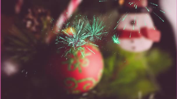 Анимирование Кода Над Женщиной Социальных Сетях Рождественская Зимняя Традиция Концепция — стоковое видео