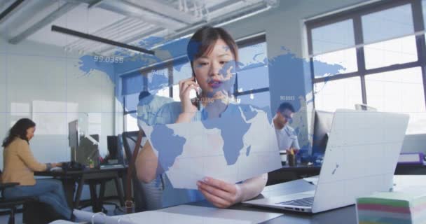 電話やノートパソコンでレポートを議論するアジアのビジネスマンの上に数字と地図のアニメーション デジタル複合体 複数の露出 グローバルビジネス 数字と技術 — ストック動画