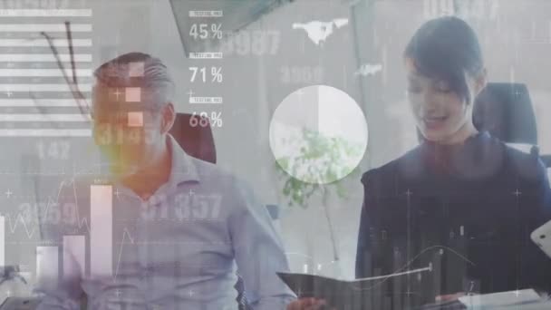 Animación Del Procesamiento Datos Estadísticos Través Diversos Empresarios Que Discuten — Vídeos de Stock