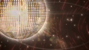 Altın disko topu üzerinde dönen ışık izlerine karşı sarı ışık lekelerinin animasyonu. Parti ve etkinlik kavramı