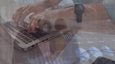 Ofiste dizüstü bilgisayarda çalışan beyaz adamın ellerinde finansal verilerin ve grafiklerin animasyonu. İş, finans, ekonomi ve teknoloji konsepti dijital olarak oluşturulmuş video.