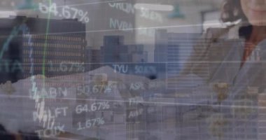 Beyaz iş kadınlarının mimari modeli incelemesi üzerine grafiklerin ve borsa verilerinin animasyonu. Dijital bileşik, çoklu pozlama, mimar, planlama, yatırım, veri ve ofis kavramı.