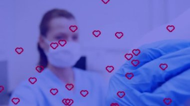 Yüz maskeli kadın dişçinin üzerinde kırmızı kalplerin ve mor rengin animasyonu. Diş sağlığı, ilaç, sağlık hizmetleri ve dijital olarak oluşturulmuş veri işleme kavramı.