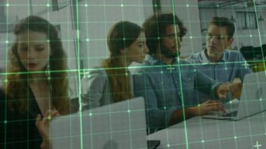 İş adamlarının dizüstü bilgisayar kullanarak veri işleme animasyonu. Küresel iş, finans ve veri işleme kavramı dijital olarak oluşturulmuş video.