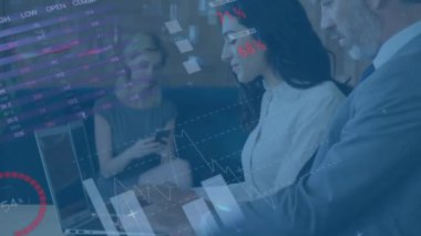 Ofiste dizüstü bilgisayarla çalışan çok ırklı iş arkadaşlarının bilgi arayüzü animasyonu. Dijital bileşik, çoklu pozlama, küresel, rapor, finans, iş dünyası, takım çalışması ve teknoloji kavramı.