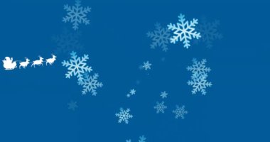 Mavi arka planda kar yağan ren geyikleriyle Noel Baba 'nın kızakta canlandırması. Noel, gelenek, kutlama ve şenlik kavramı dijital olarak oluşturuldu.