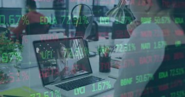 Ticaret kurulunun çok ırklı iş arkadaşlarının ofisteki bilgisayarda görüntülü konuşma üzerine yaptığı animasyon. Dijital bileşik, çoklu pozlama, iletişim, borsa, yatırım ve teknoloji kavramı.