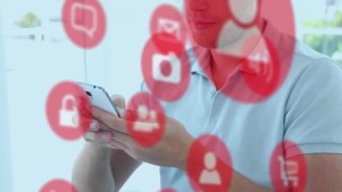 Akıllı telefon kullanan Kafkasyalı işadamı üzerindeki simgelerle bağlantı ağının animasyonu. Dijital olarak oluşturulmuş küresel finans, iş, bağlantılar ve veri işleme kavramı.